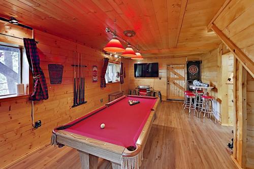 Bear Mountain Retreat - Big Views, Spa, Game Room Home