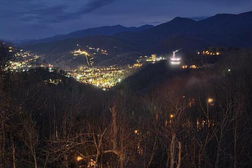 Bear Mountain Retreat - Big Views, Spa, Game Room Home