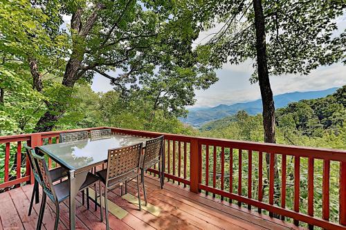 Bear Mountain Retreat - Big Views, Spa, Game Room Home