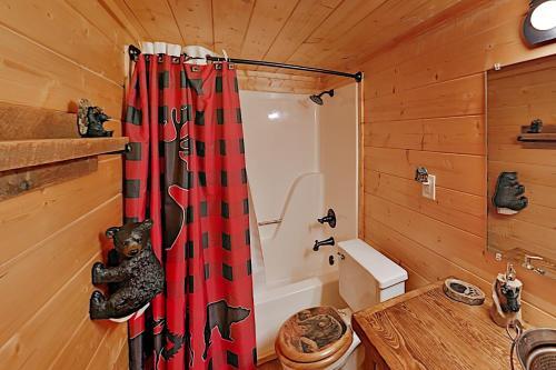 Bear Mountain Retreat - Big Views, Spa, Game Room Home