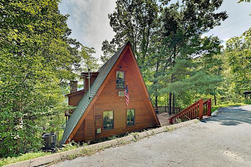 Bear Mountain Retreat - Big Views, Spa, Game Room Home