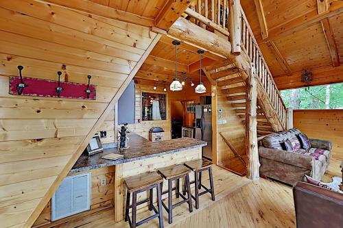 Bear Mountain Retreat - Big Views, Spa, Game Room Home
