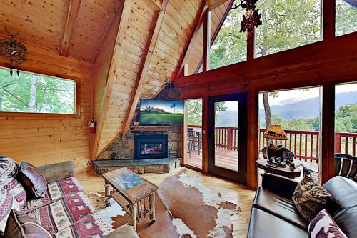 Bear Mountain Retreat - Big Views, Spa, Game Room Home
