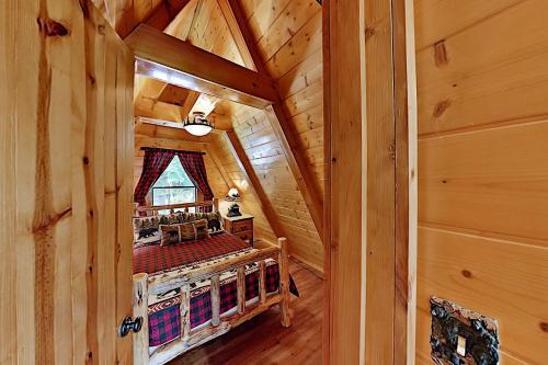 Bear Mountain Retreat - Big Views, Spa, Game Room Home