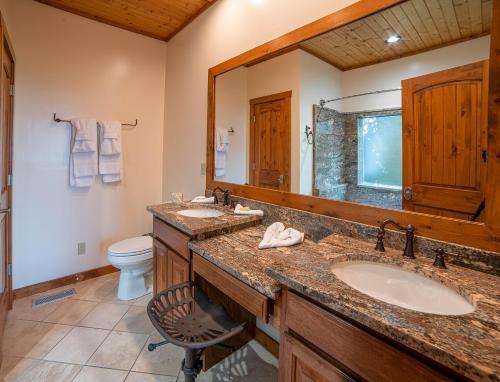 Mountain-view Estate On 1.61 Acres - Sleeps 25 Villa
