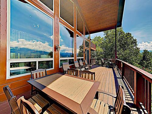 Mountain-view Estate On 1.61 Acres - Sleeps 25 Villa