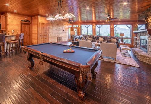Mountain-view Estate On 1.61 Acres - Sleeps 25 Villa