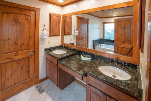 Mountain-view Estate On 1.61 Acres - Sleeps 25 Villa