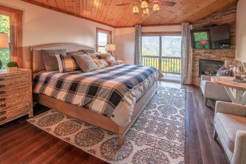 Mountain-view Estate On 1.61 Acres - Sleeps 25 Villa