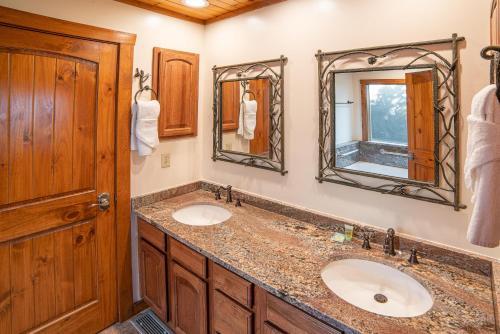 Mountain-view Estate On 1.61 Acres - Sleeps 25 Villa