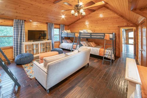 Mountain-view Estate On 1.61 Acres - Sleeps 25 Villa