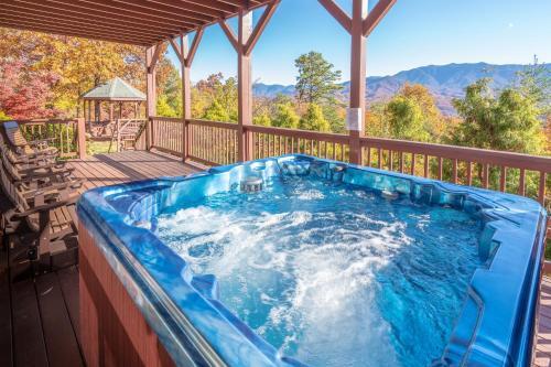 Mountain-view Estate On 1.61 Acres - Sleeps 25 Villa