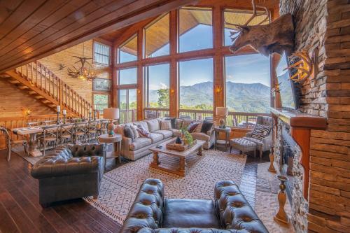 Mountain-view Estate On 1.61 Acres - Sleeps 25 Villa