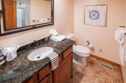 Mountain-view Estate On 1.61 Acres - Sleeps 25 Villa