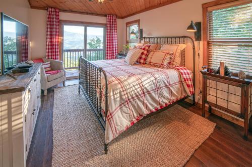 Mountain-view Estate On 1.61 Acres - Sleeps 25 Villa