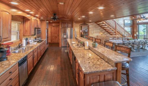 Mountain-view Estate On 1.61 Acres - Sleeps 25 Villa