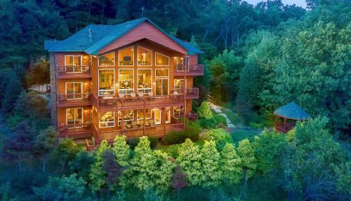 Mountain-view Estate On 1.61 Acres - Sleeps 25 Villa