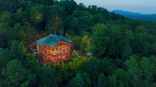 Mountain-view Estate On 1.61 Acres - Sleeps 25 Villa
