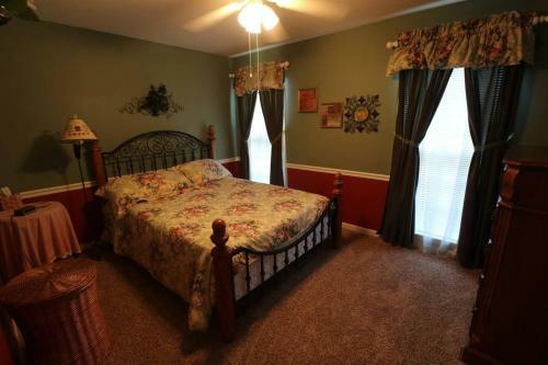 2,100 Sq Feet - Fenced In Back Yard For Pets!