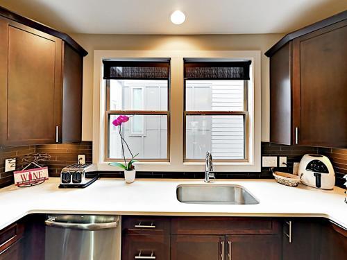 Modern Weho Townhouse Apt 8 Townhouse