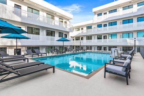 Apartamento Illume - Plush Green Community - Pool-view Balcony Condo