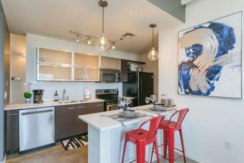 Mid Century Modern Downtown Condo 30+ Night Min