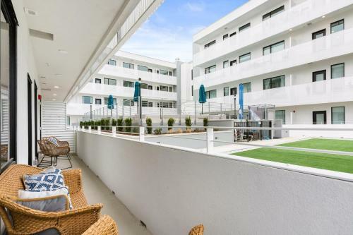 Apartamento Illume - Sleek Central Hideaway - Poolside Patio Condo