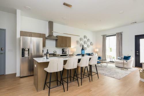 Apartamento Illume - Sleek Central Hideaway - Poolside Patio Condo