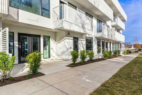 Apartamento Illume - Sleek Central Hideaway - Poolside Patio Condo