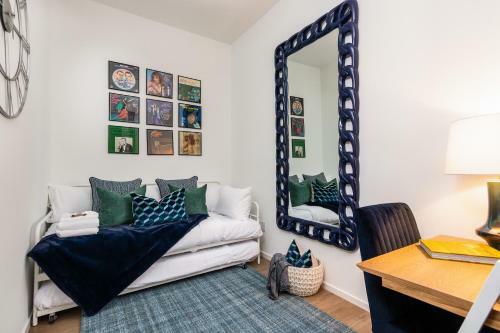 Apartamento Illume - Sleek Central Hideaway - Poolside Patio Condo