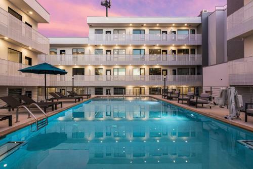 Apartamento Illume - Sleek Central Hideaway - Poolside Patio Condo