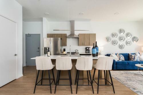 Apartamento Illume - Sleek Central Hideaway - Poolside Patio Condo