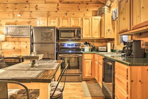 Cozy Pigeon Forge Escape With Spacious Deck And Hot Tub