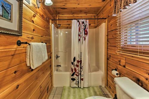Smoky Mountains Cabin With Hot Tubs And Views!