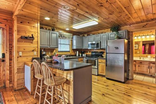 Smoky Mountains Cabin With Hot Tubs And Views!