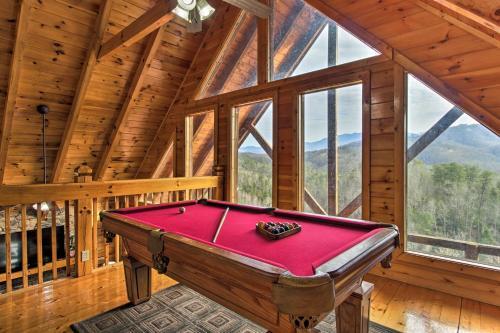 Smoky Mountains Cabin With Hot Tubs And Views!