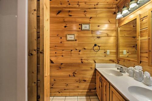 Smoky Mountains Cabin With Hot Tubs And Views!