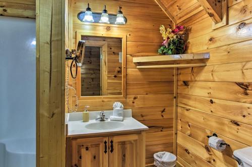 Smoky Mountains Cabin With Hot Tubs And Views!