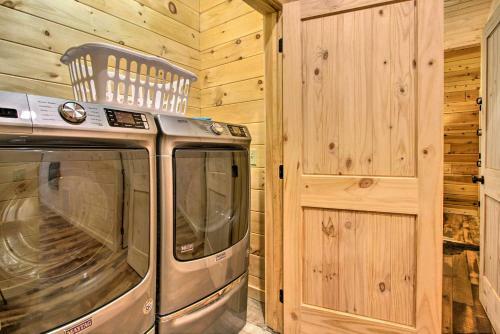 Riverfront Cabin With Hot Tub - 3 Miles To Dollywood
