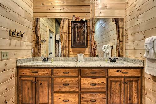 Riverfront Cabin With Hot Tub - 3 Miles To Dollywood