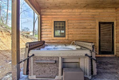 Riverfront Cabin With Hot Tub - 3 Miles To Dollywood