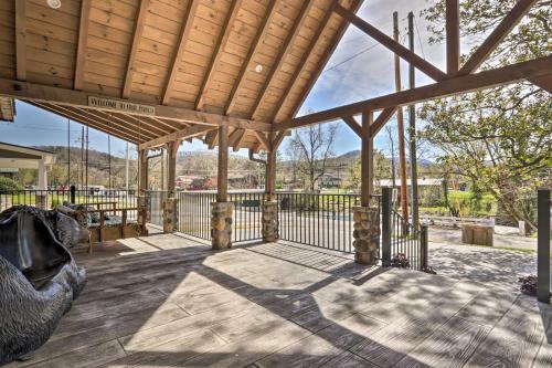 Riverfront Cabin With Hot Tub - 3 Miles To Dollywood