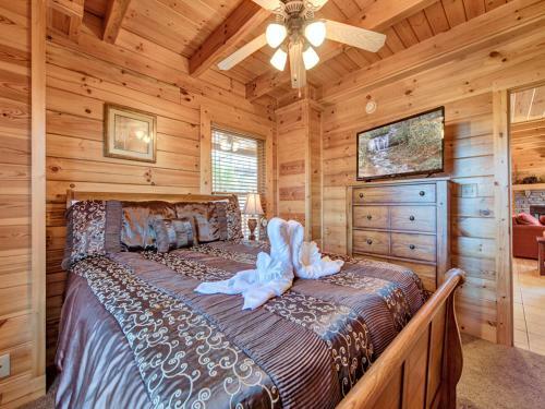 Misty Mountain Hideaway, 3 Bedrooms, Sleeps 10, Pool Access, Wifi
