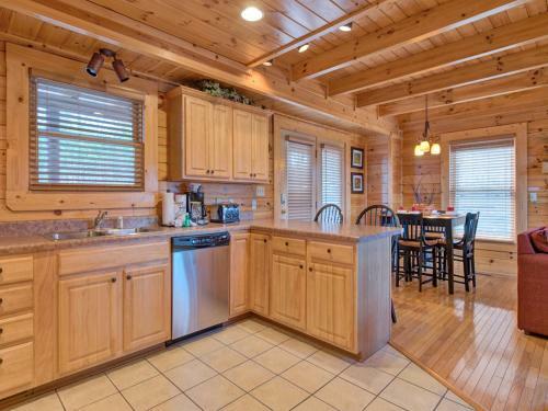 Misty Mountain Hideaway, 3 Bedrooms, Sleeps 10, Pool Access, Wifi