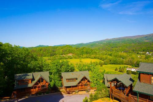 Misty Mountain Hideaway, 3 Bedrooms, Sleeps 10, Pool Access, Wifi