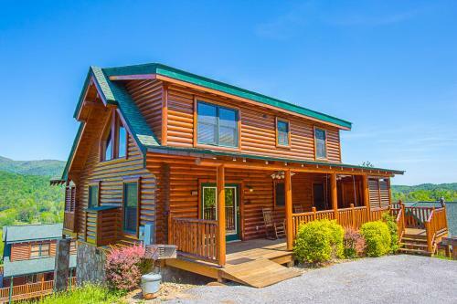 Misty Mountain Hideaway, 3 Bedrooms, Sleeps 10, Pool Access, Wifi