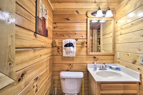 Pigeon Forge Cabin With Hot Tub, 2 5 Mi To The Strip