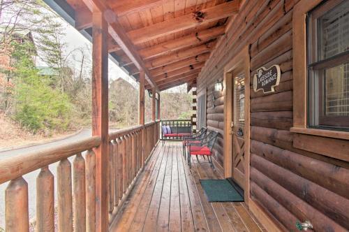 Pigeon Forge Cabin With Hot Tub, 2 5 Mi To The Strip