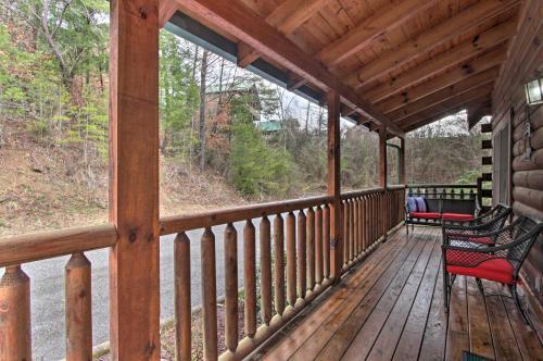 Pigeon Forge Cabin With Hot Tub, 2 5 Mi To The Strip