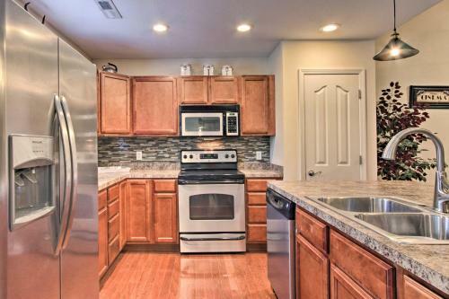 Pigeon Forge Home With Pool - 2 Miles To The Island!